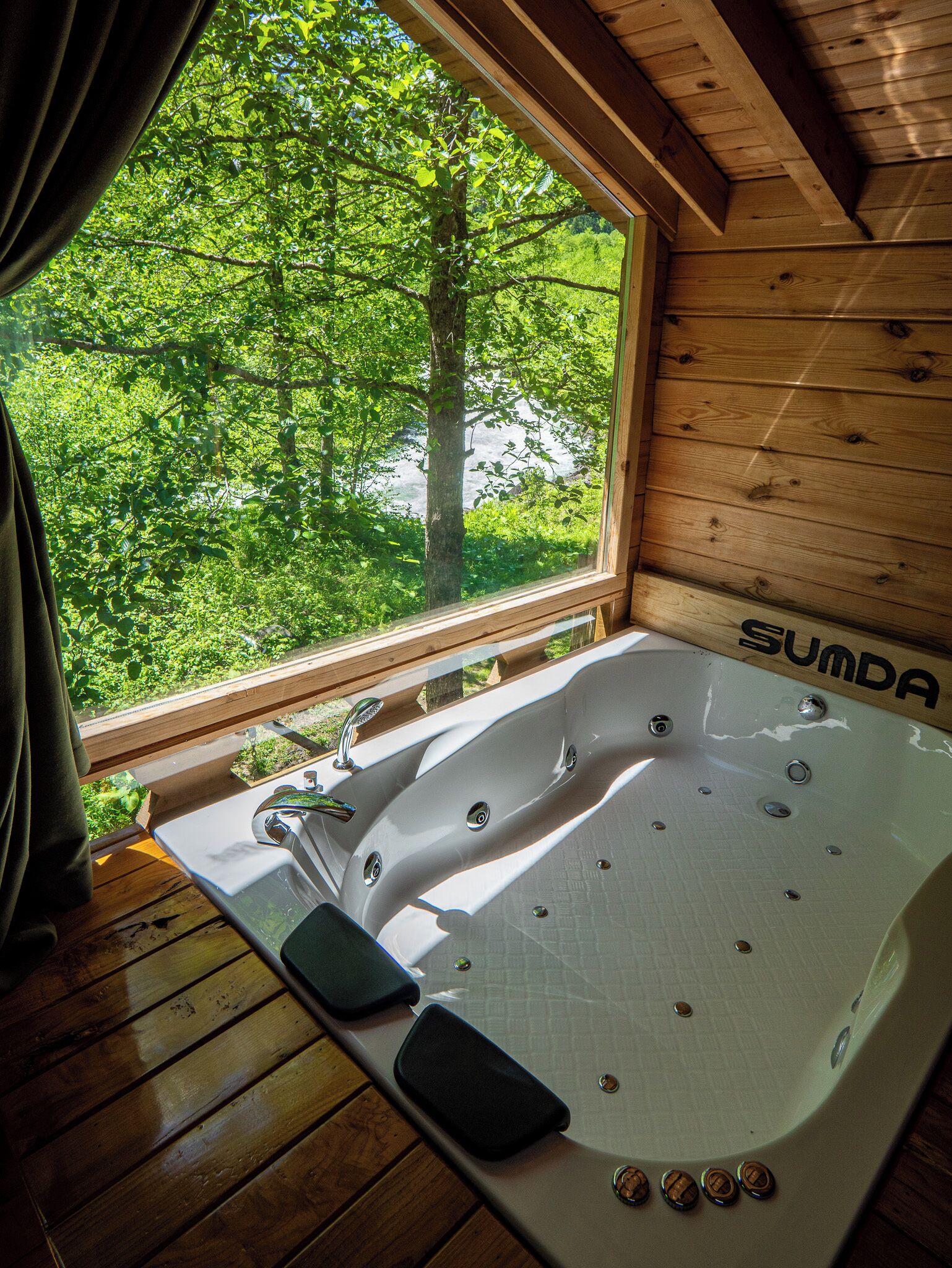 Honeymoon chalet | Geluiddichte muren, beddengoed