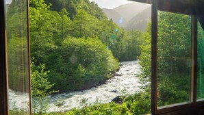Alpehytte – honeymoon, elveutsikt