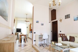 Apartment | Living area | 35-inch TV with digital channels - Appartamento all'Arenaccia (Naples)