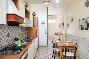 Appartement | Cuisine privée | Réfrigérateur, four, plaque de cuisson, cafetière/bouilloire