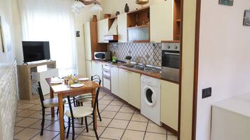Appartamento | Cucina privata | Frigorifero, forno, piano cottura, macchina per tè/caffè