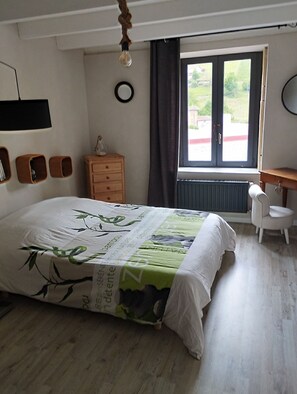 3 bedrooms, iron/ironing board, bed sheets - Maison en Pierre Avec une Belle Terrasse en Bois et Barbecue (Saint-Vincent-de-Reins)