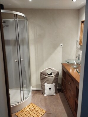 Shower, hair dryer, towels - Maison en Pierre Avec une Belle Terrasse en Bois et Barbecue (Saint-Vincent-de-Reins)