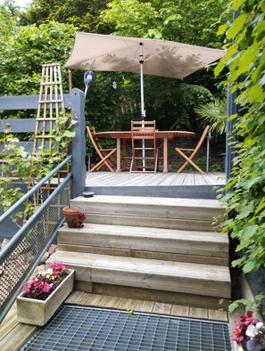 Outdoor dining - Maison en Pierre Avec une Belle Terrasse en Bois et Barbecue (Saint-Vincent-de-Reins)