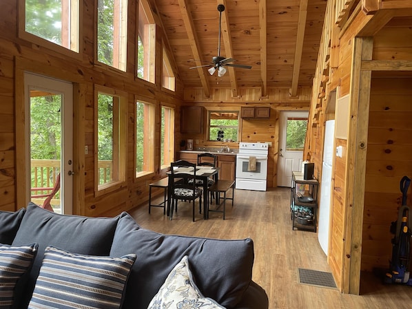 TV - Luxury cabin with a "mountain view" with a hot tub and internet (Slade)