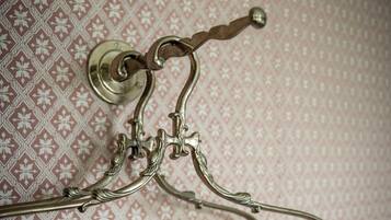 Ein Metallbettgestell mit geschwungenem Design und einem runden Knopf am Kopfteil.