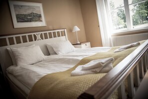 Quarto casal, 1 quarto, vista para o jardim | 3 quartos, individualmente mobiliados, Wi-Fi de cortesia, roupa de cama