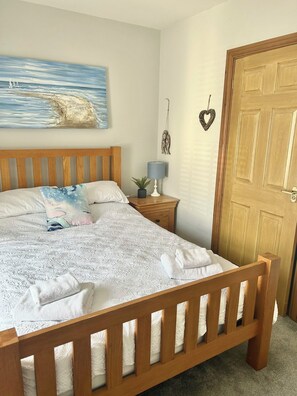 3 bedrooms, iron/ironing board, travel cot, WiFi - Castle cottage in the  town of Tenby 1 min walk  to the town 5 min walk to beach (Tenby)