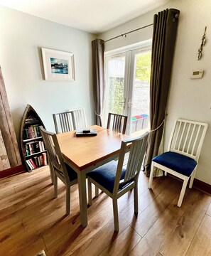 Dining - Castle cottage in the  town of Tenby 1 min walk  to the town 5 min walk to beach (Tenby)