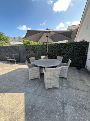 Outdoor dining - Castle cottage in the  town of Tenby 1 min walk  to the town 5 min walk to beach (Tenby)
