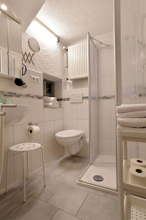 Een douche, een haardroger, handdoeken, zeep