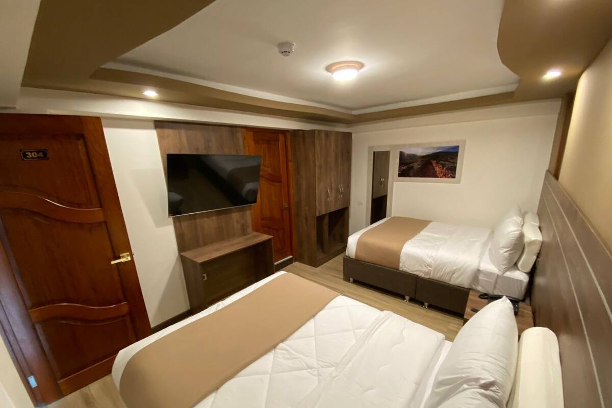 Habitación estándar con 2 camas individuales | Caja fuerte, escritorio, espacio para trabajar con un portátil