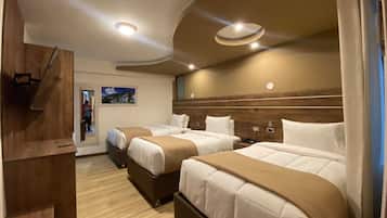 Habitación triple estándar | Caja fuerte, escritorio, espacio para trabajar con un portátil