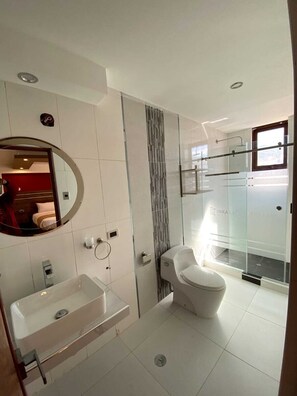 シャワー、ヘアドライヤー、タオル、石鹸