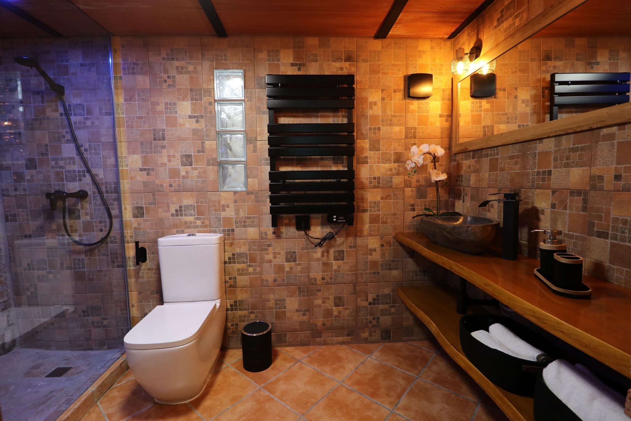 تجهيزات  دش، مناشف، صابون، شامبو