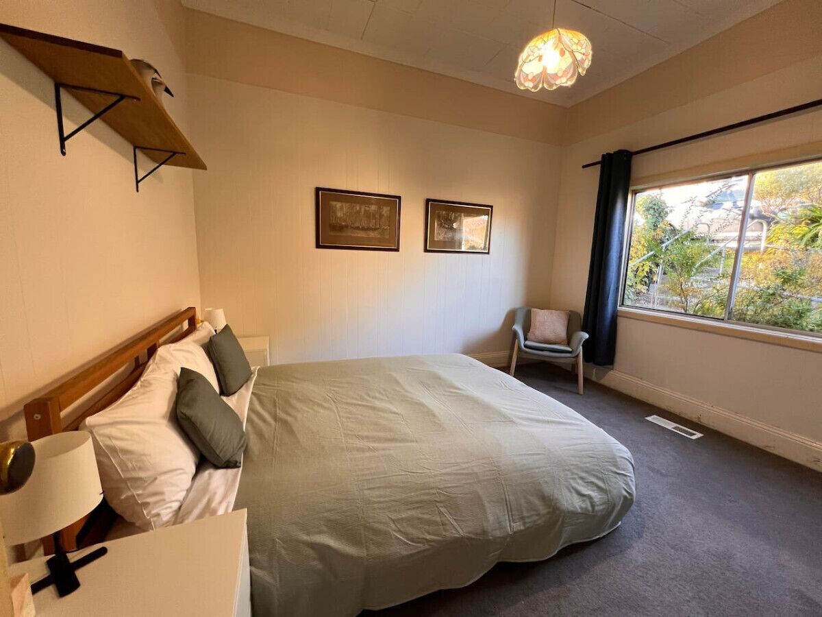 2 bedrooms, desk, WiFi, bed sheets
