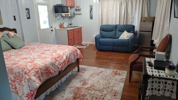 1 sovrum, värdeförvaringsskåp på rummet och sängkläder