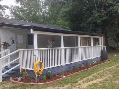 Cozy cottage 20 minutes to beaches! Less than 10 minutes to OWA & Beach Express.