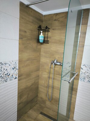 Haartrockner, Handtücher, Seife, Shampoo