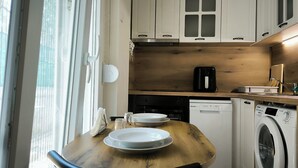 Kaffetrakter/tekoker, kjøleskap, ovn og kokeplater