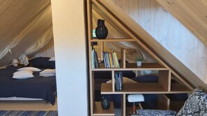 1 habitación, tabla de planchar con plancha y cuna de viaje 