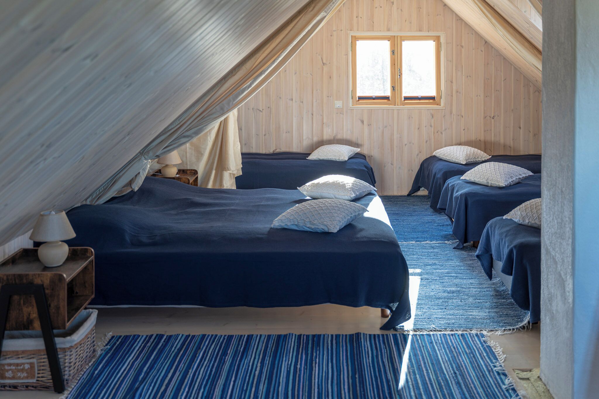 1 dormitori, planxa i posts de planxar i un bressol de viatge 