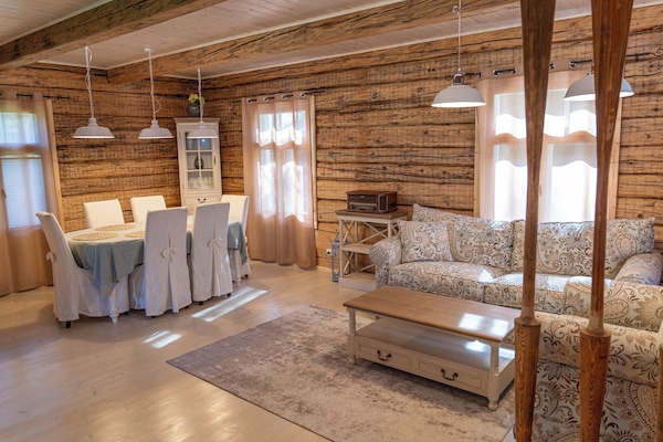 Smart TV, chimenea, libros