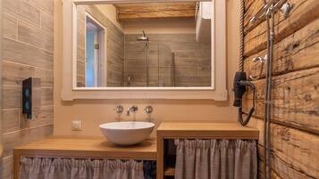 Chuveiro, secador de cabelo, toalhas de banho, sabonete