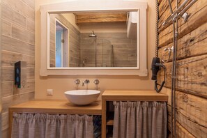 Shower, hair dryer, towels, soap - A holiday like at grandma's. Cosy cottage with pool for families and friends. (Hiiessaare)
