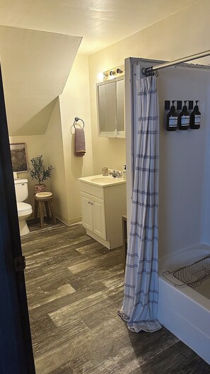 Handtücher, Seife, Shampoo, Toilettenpapier