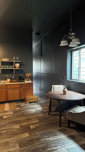 Cozy apartment in the heart of Wakefield. Family & Cannibas friendly! 