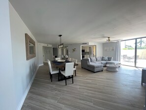 Smart TV, books - Beach front Oasis in Hutchinson Island. (Fort Pierce)