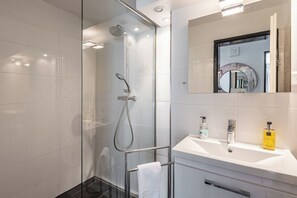 Shower, hair dryer, towels, soap - 3,5 pièces, 4 à 6 personnes proche de la gare. (Zermatt)