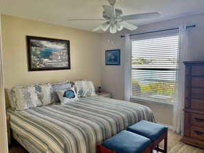 2 bedrooms, iron/ironing board, WiFi, bed sheets - Tropical paradise vacation home. Beautiful Quiet Friendly Berkshire Lakes. 
 (Naples)
