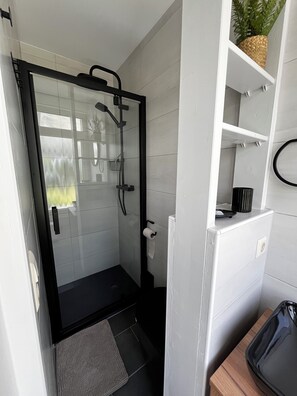 Shower, hair dryer, towels, soap - Moderner Tiny Bungalow am See in der Oberlausitz, zum Radfahren, Wandern, Angeln (Quitzdorf am See)