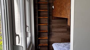 1 habitación, tabla de planchar con plancha, wifi gratis y ropa de cama
