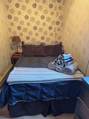 1 bedroom, bed sheets