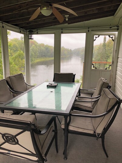The best view on the Magnetawan River! Rustic cottage with all amenities! 