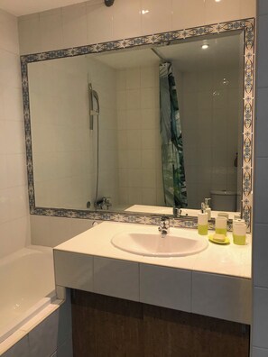 Kostenlose Toilettenartikel, Bademäntel, Hausschuhe, Handtücher