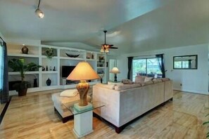 Smart-TV, DVD-spiller, bøker og stereoanlegg