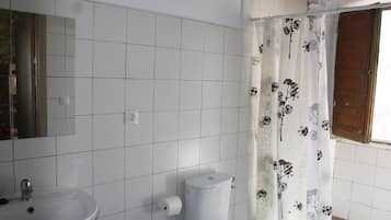 Handuk, sabun,  dan tisu toilet