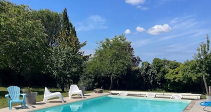 Maison Tout Confort Avec Piscine et Terrain de Tennis Dans le Marais Poitevin