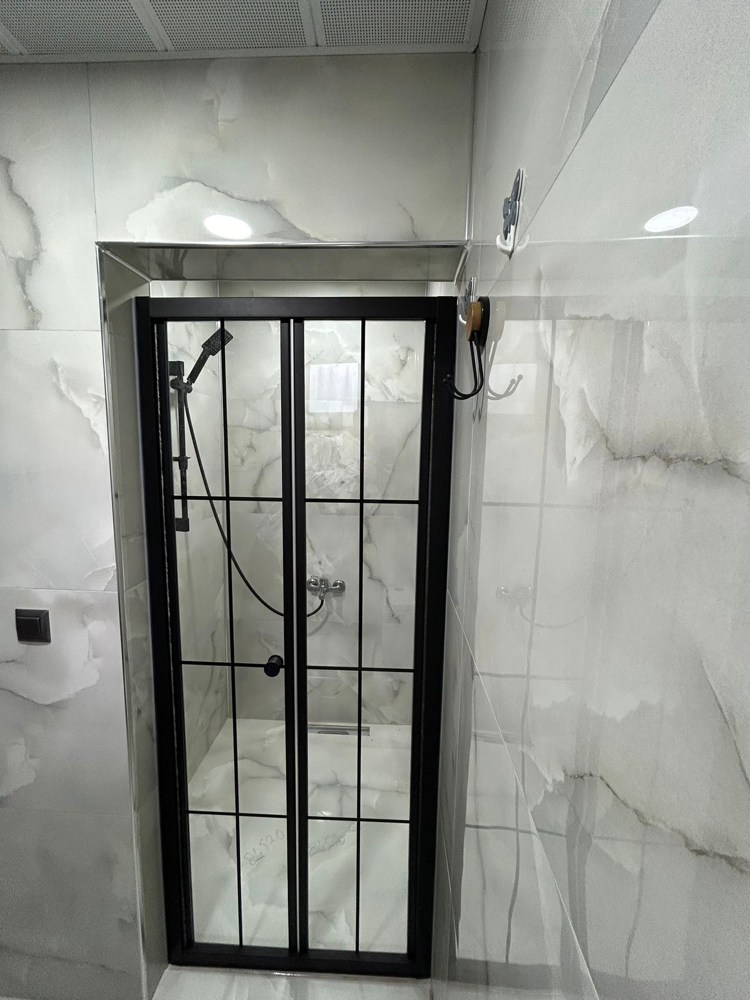 Bahce ve Nehir Manzarali Oda | Bathroom | Free toiletries, hair dryer, slippers, towels