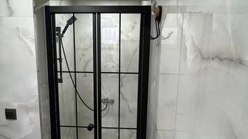 Bahce ve Nehir Manzarali Oda | Bathroom | Free toiletries, hair dryer, slippers, towels