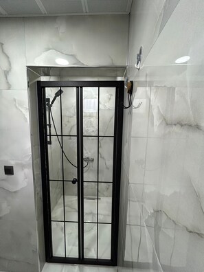 Bahce ve Nehir Manzarali Oda | Banyo | Ücretsiz banyo/kozmetik ürünleri, saç kurutma makinesi, terlik, havlu 