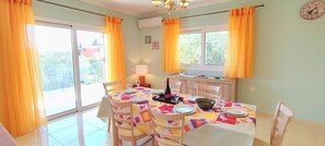 Departamento familiar, balcón, vista a la montaña | Área de sala de estar