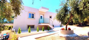 Vista frontal de la propiedad