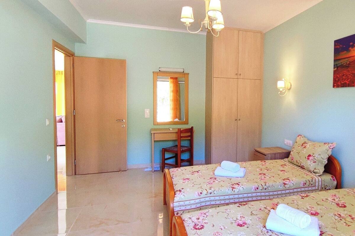Apartamento família, sacada, vista para a montanha | 2 quartos, cofres nos quartos, quartos à prova de som, Wi-Fi de cortesia