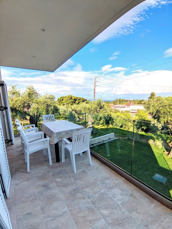 Departamento familiar, balcón, vista a la montaña | Terraza o patio