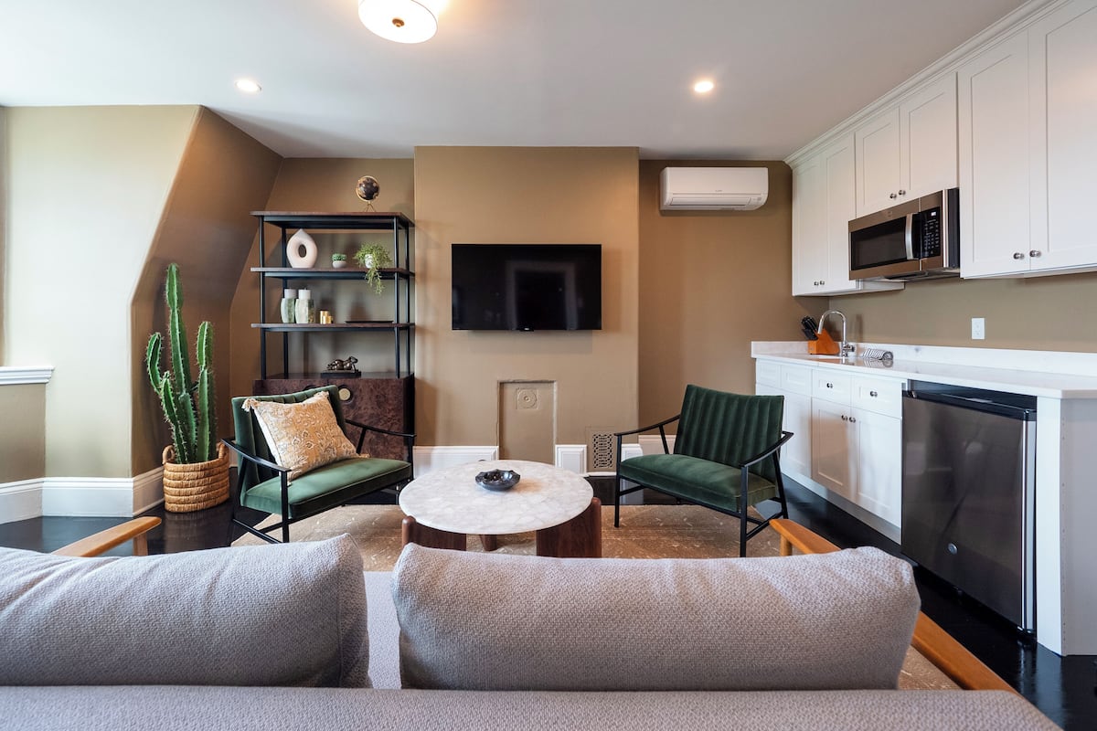 Una sala de estar moderna con un sofá, una mesa de centro y una estantería.